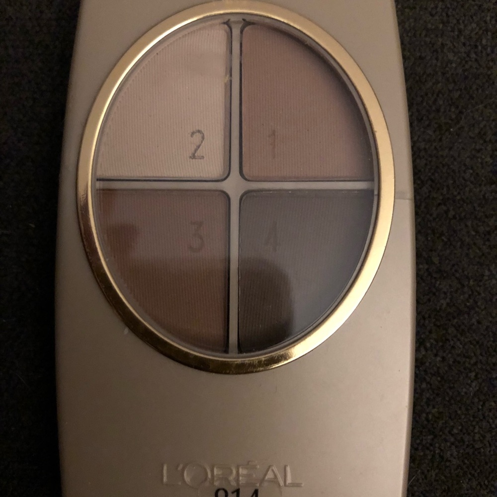 Four color eyeshadow palette